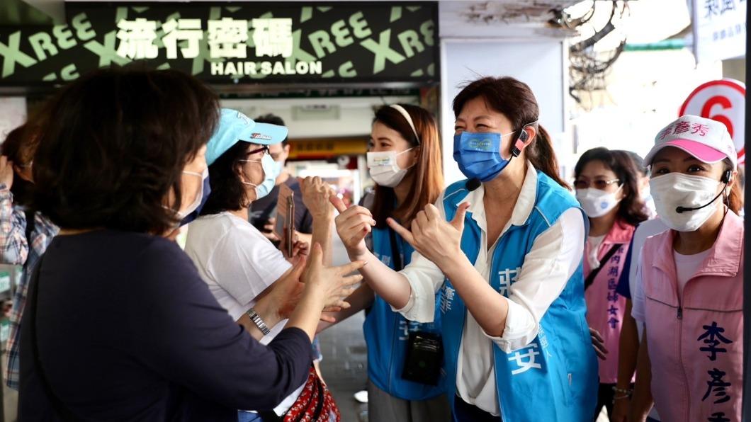 台北市長候選人蔣萬安的妻子石舫亘向攤商拜票。(圖/蔣萬安競選辦公室提供)