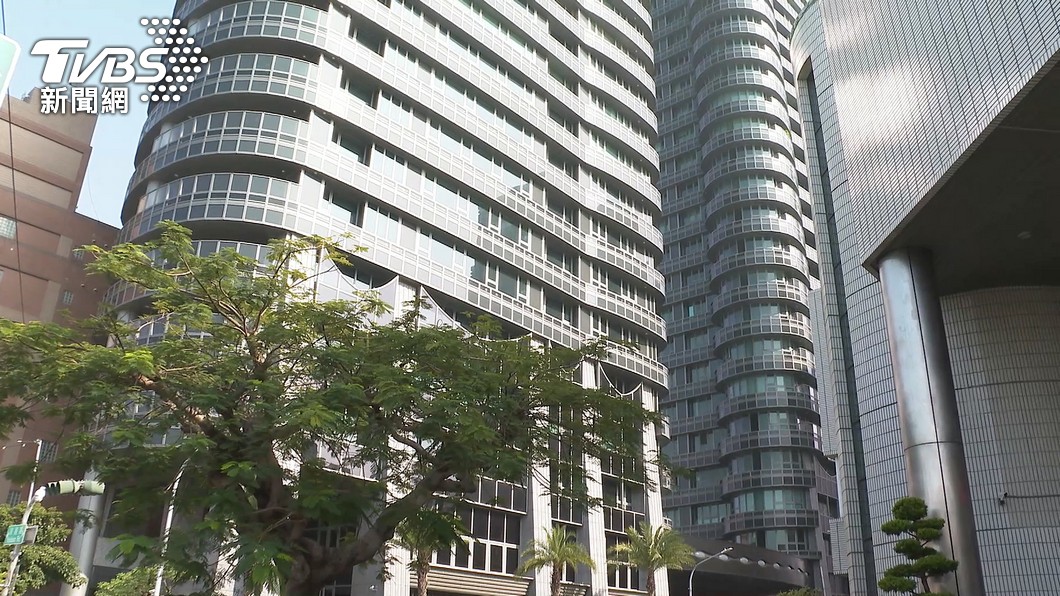 國硯大廈被稱為「高雄第一豪宅」。(圖/TVBS)