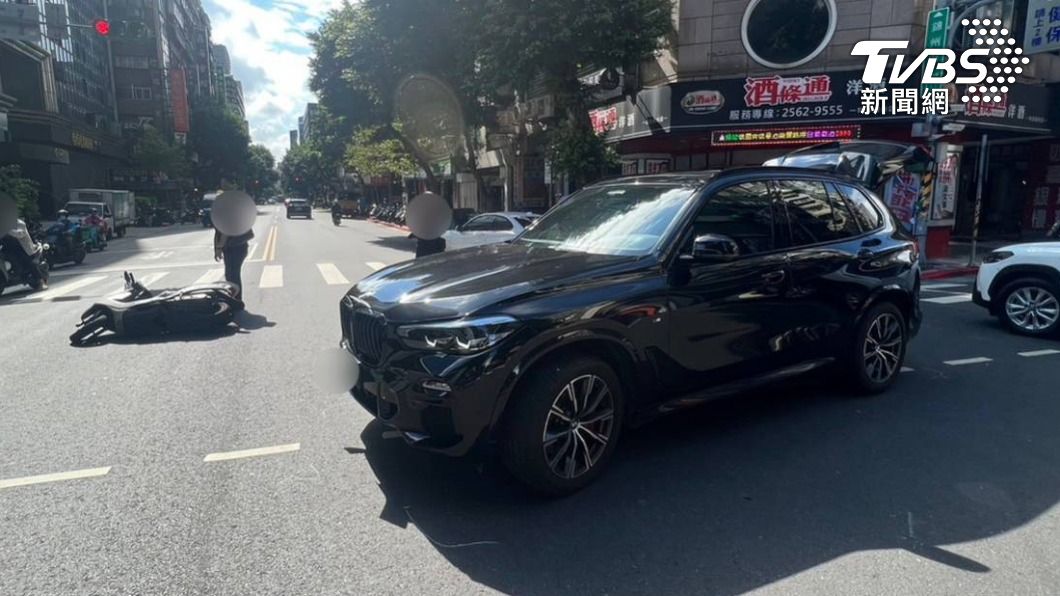 BMW休旅車撞擊後車頭也有毀損。(圖/TVBS)
