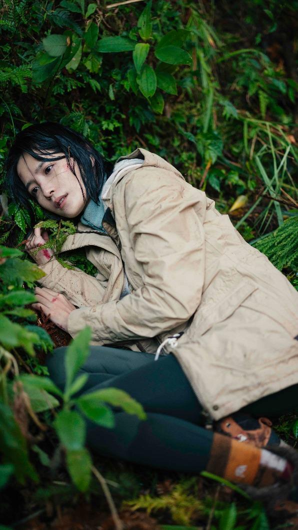 吳子霏在MV中死於山中。（圖／華納音樂提供）