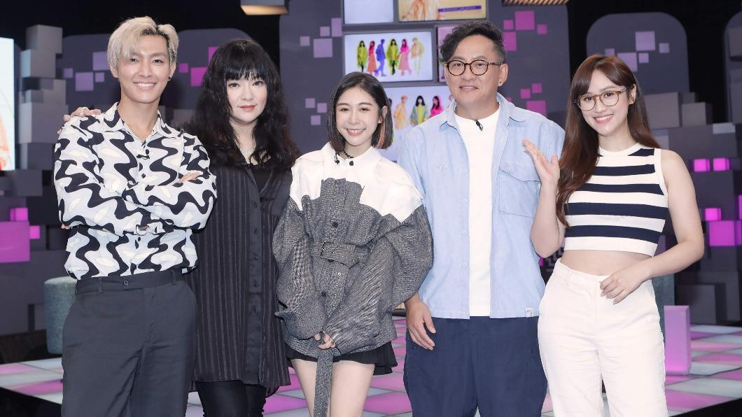 炎亞綸（左起）、唐綺陽、Albee、詹姆士和吳姍儒進棚錄影。（圖／公視提供）