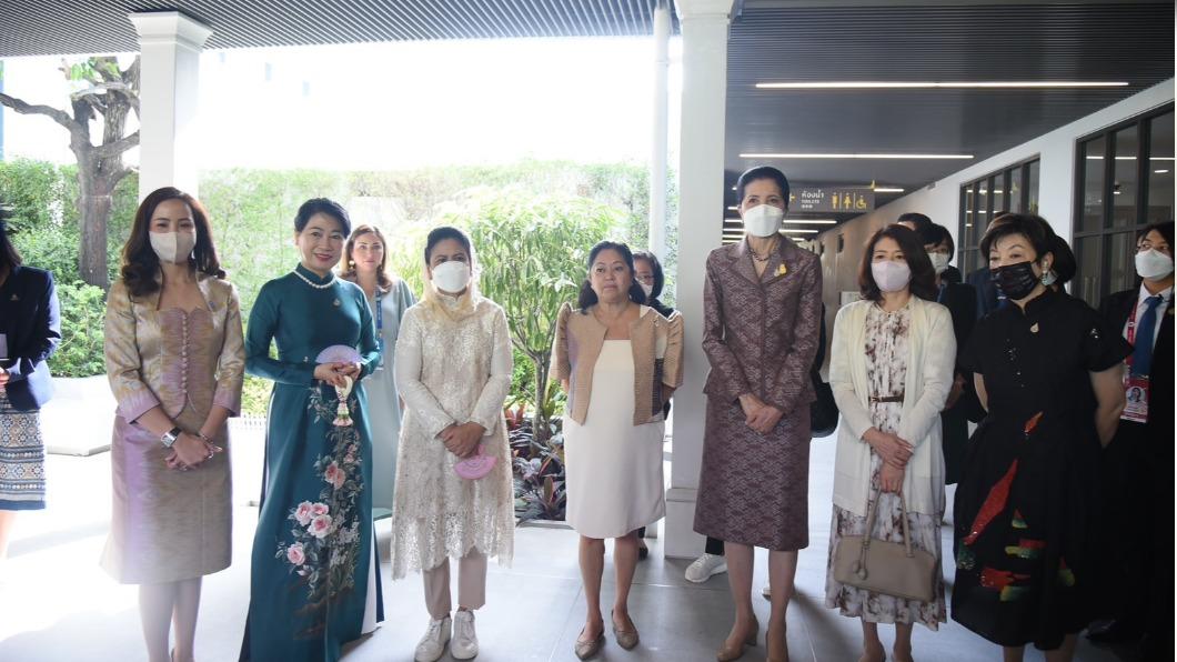 參訪泰國自閉症基金會 張淑芬與孩子共享作畫時光