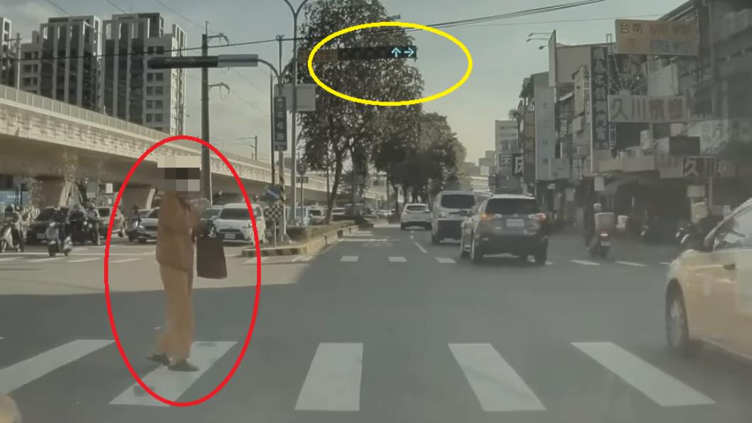 阿嬤「小跑步」闖紅燈遭騎士撞飛　網嚇爆：移動式骨灰罈