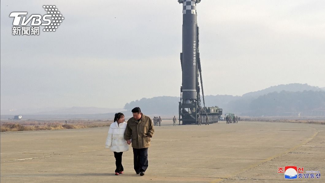 金正恩女兒罕見官方露面 與父牽手視察飛彈試射