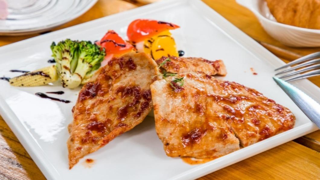 美式BBQ松阪豬，直接大方給3大片肉。（圖／大手牽小手玩樂趣提供）