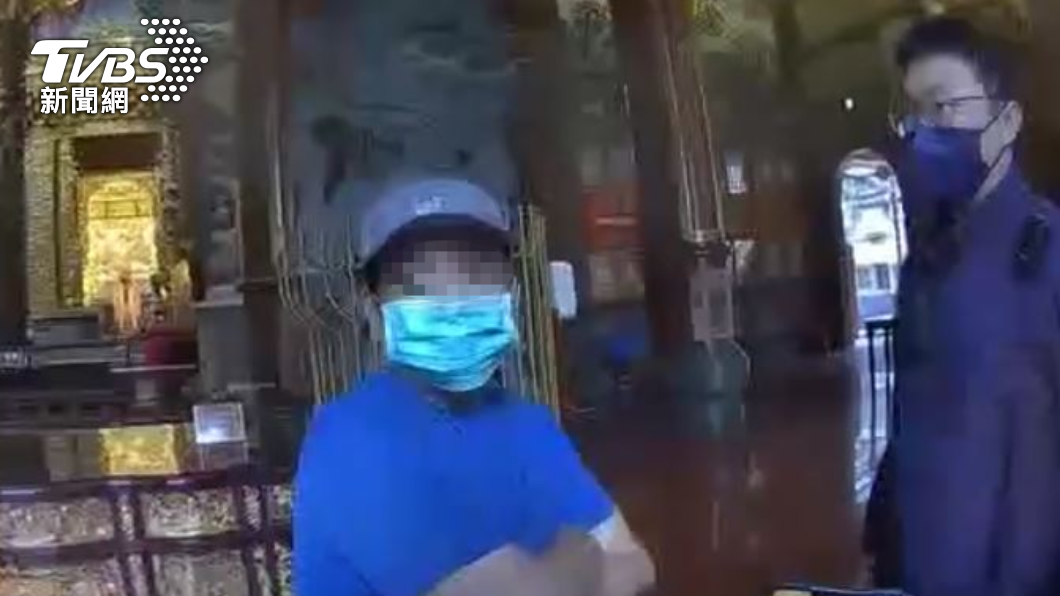 男子向員警坦承犯案，還自己供出幾天前也犯下竊案。（圖／TVBS）