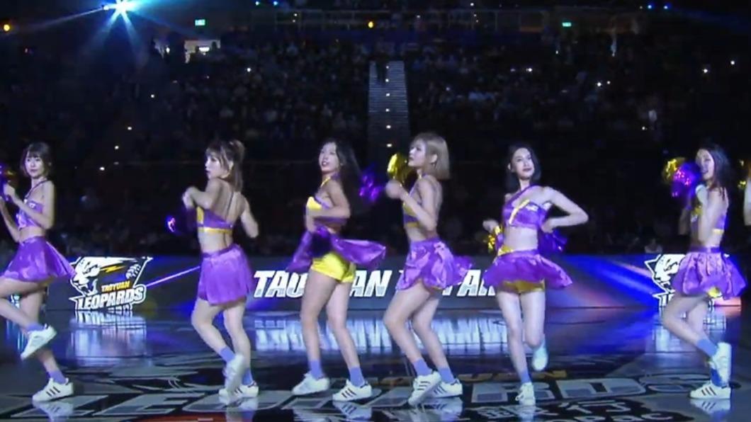 雲豹啦啦隊13位「電豹女」為球迷送上勁歌熱舞。（圖／翻攝自 YT T1 LEAGUE）