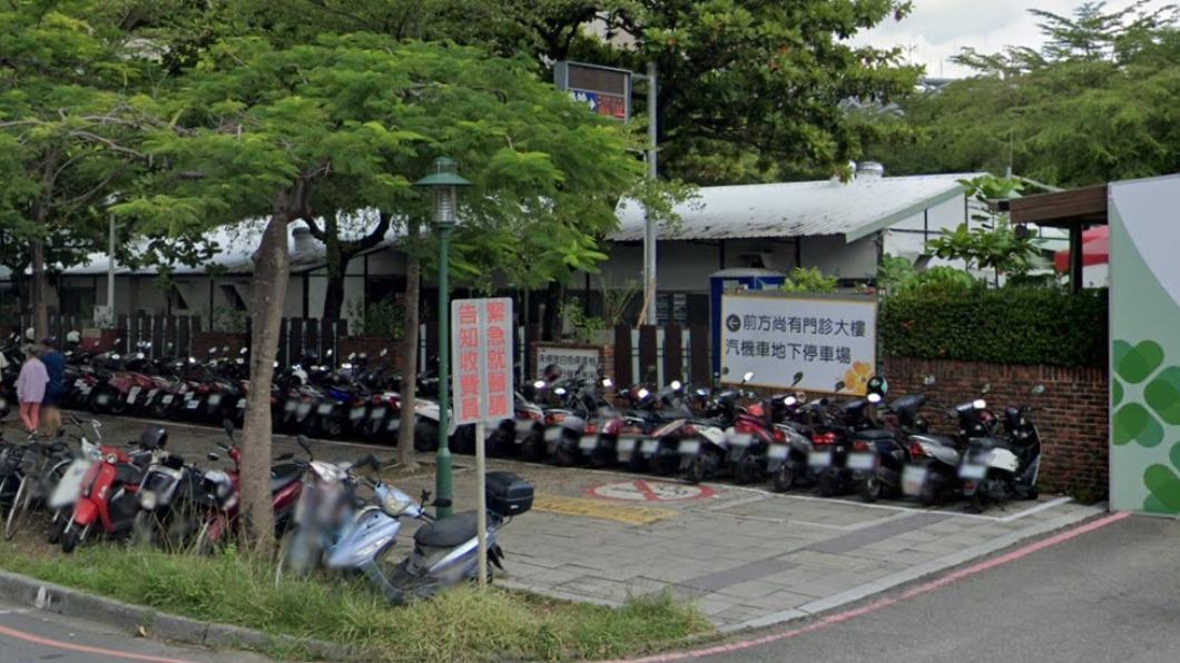 警方提醒機車在人行道上只能「用牽的」。（圖／翻攝自Google街景）