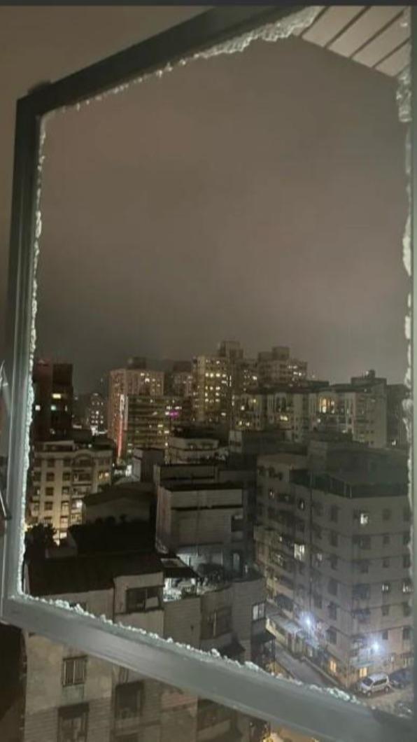 氣密窗爆裂後,碎玻璃噴濺到臥室床上和地板,差點受傷。(圖/翻攝自爆料公社)