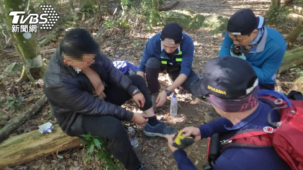 「上廁所」慘滾邊坡!男沒訊號受困半天 消防員陪走下山