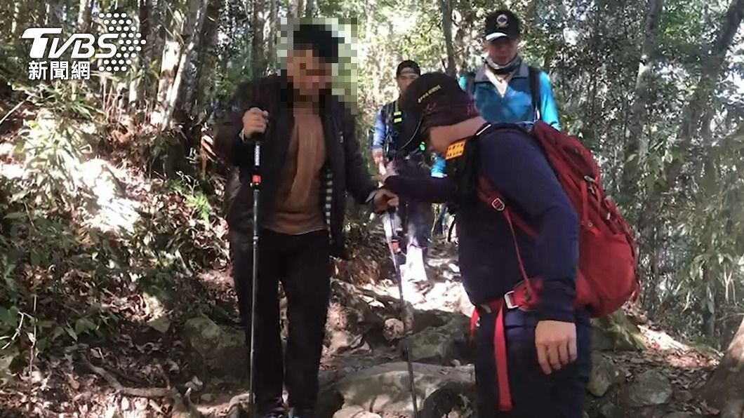 消防人員陪伴楊男下山。（圖／TVBS）
