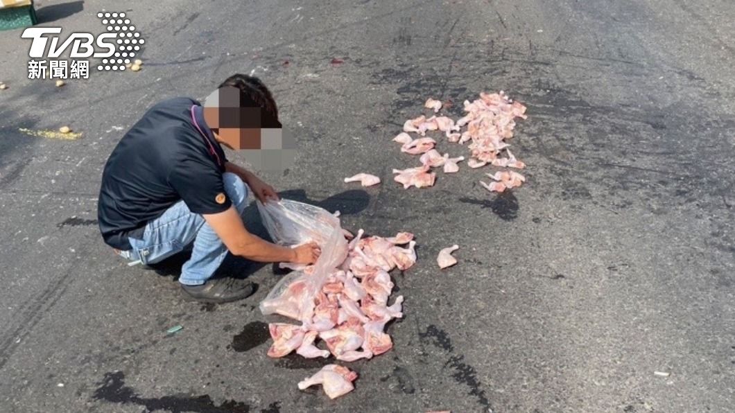 「真雞腿」換駕照?貨車停紅燈突遭追撞 食材掉滿地