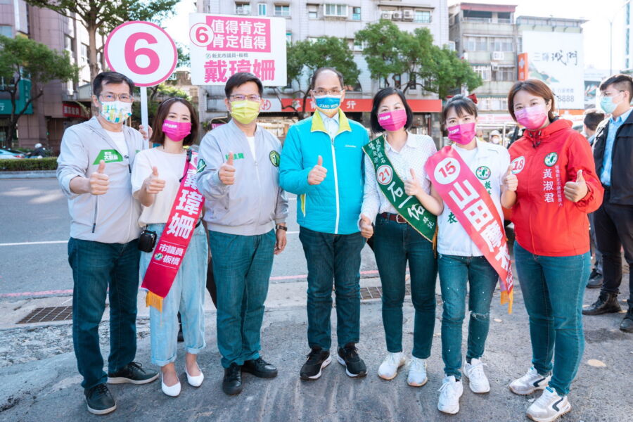 新北市長候選人林佳龍向板橋區市民請託拜票。（圖／林佳龍競總提供）
