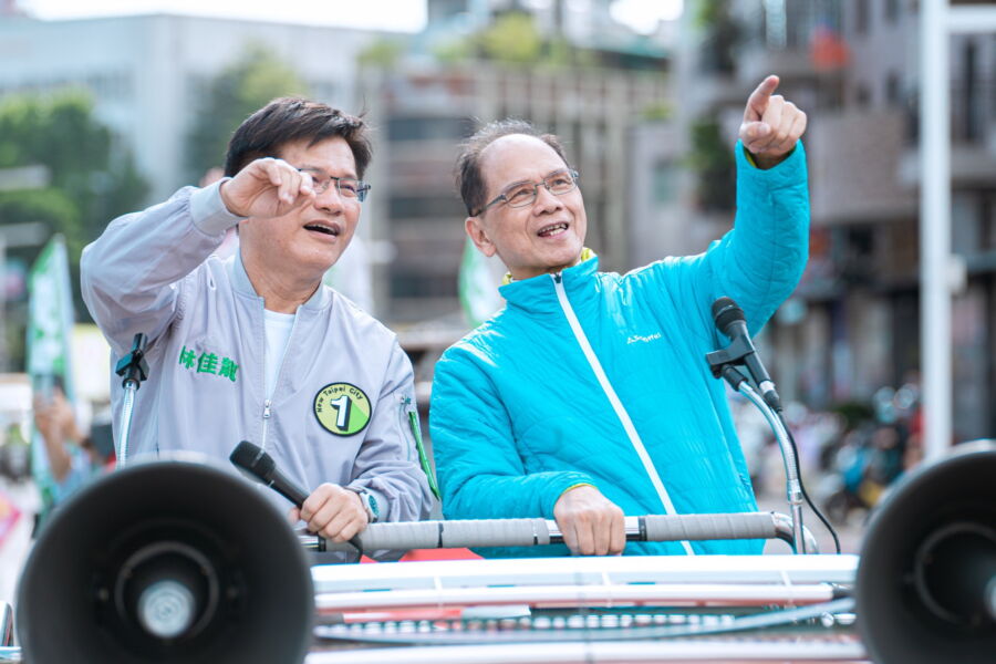 立法院長游錫堃一連3天將陪同民進黨的新北市長候選人林佳龍車隊掃街。（圖／林佳龍競總提供）