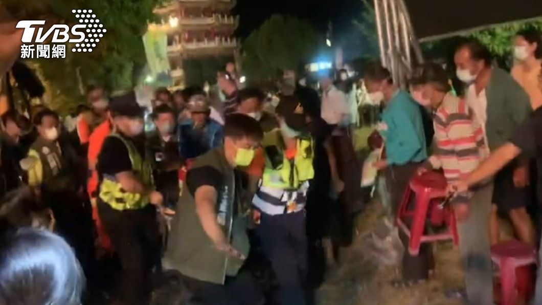 該男性支持者倒地後,警消人員立刻到場急救。(圖/TVBS)