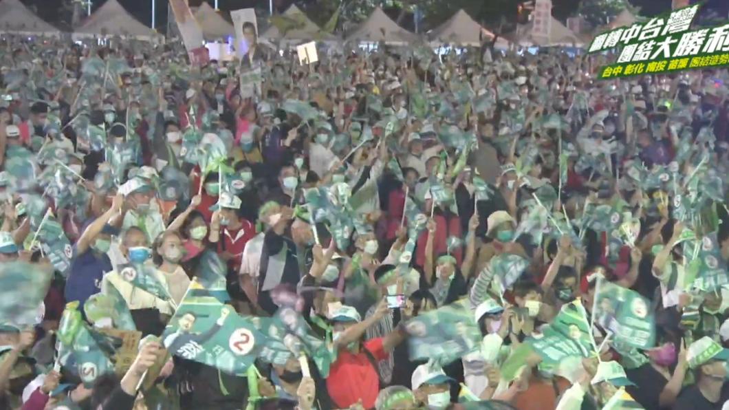 民進黨三巨頭台中站台蔡其昌,太原夜市湧3萬人 。(圖/翻攝民進黨直播)