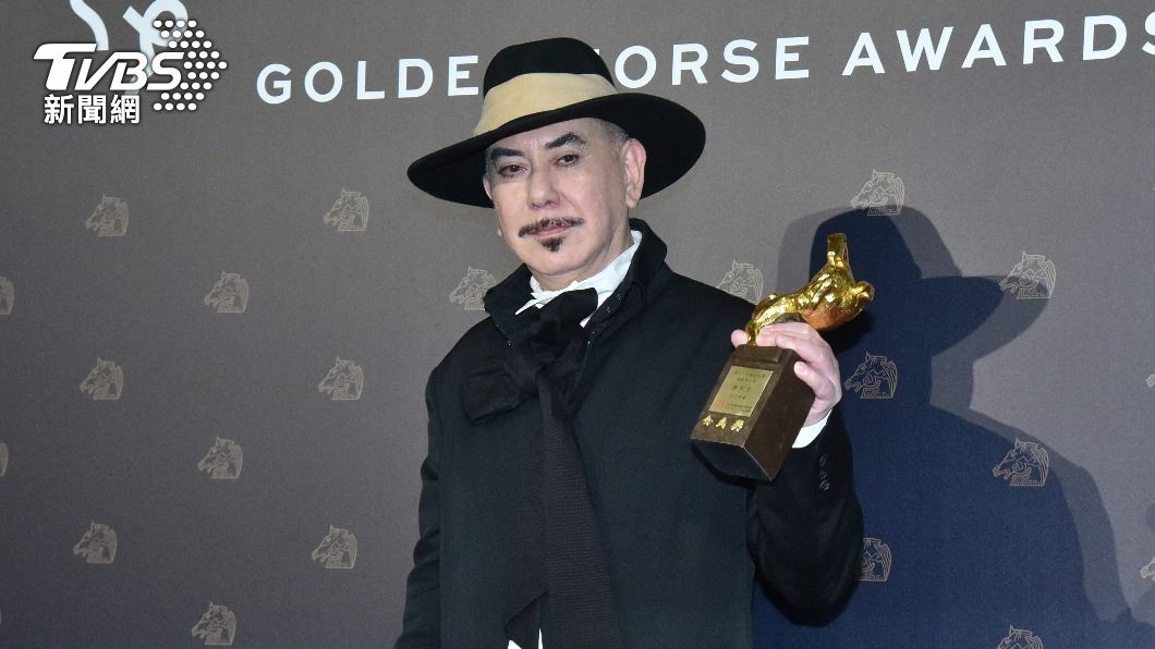 金馬59／等好久！61歲黃秋生奪影帝上台哭了　雙手指天「淚謝亡母」