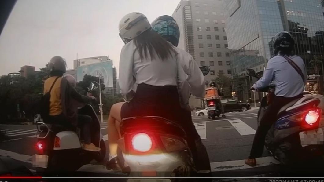 不可以側坐!他見前方「窄裙OL」喊:漂亮但罰單免不了