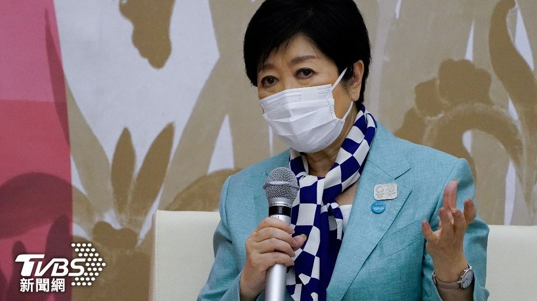 搭配圍巾穿著的東京都知事小池百合子。（圖/達志影像路透社）