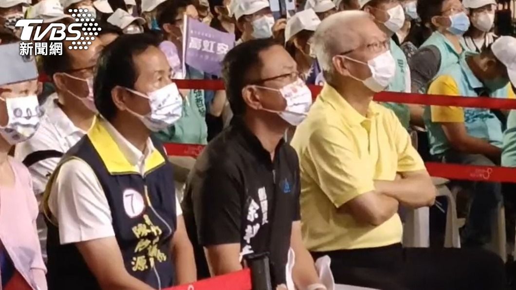 國民黨新竹市議會副議長余邦彥(中)無預警現身 。(圖/TVBS)