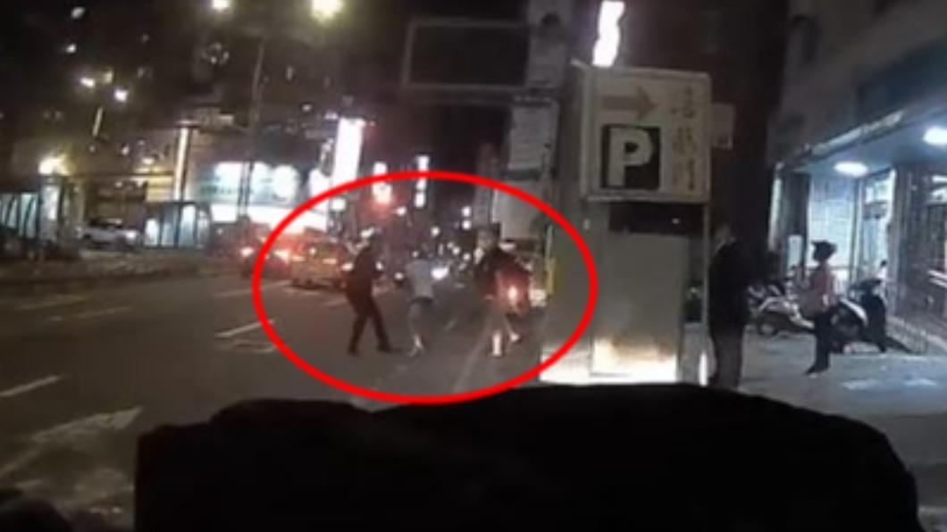 雙方在大街上爆發衝突。（圖／翻攝自社會事影音）