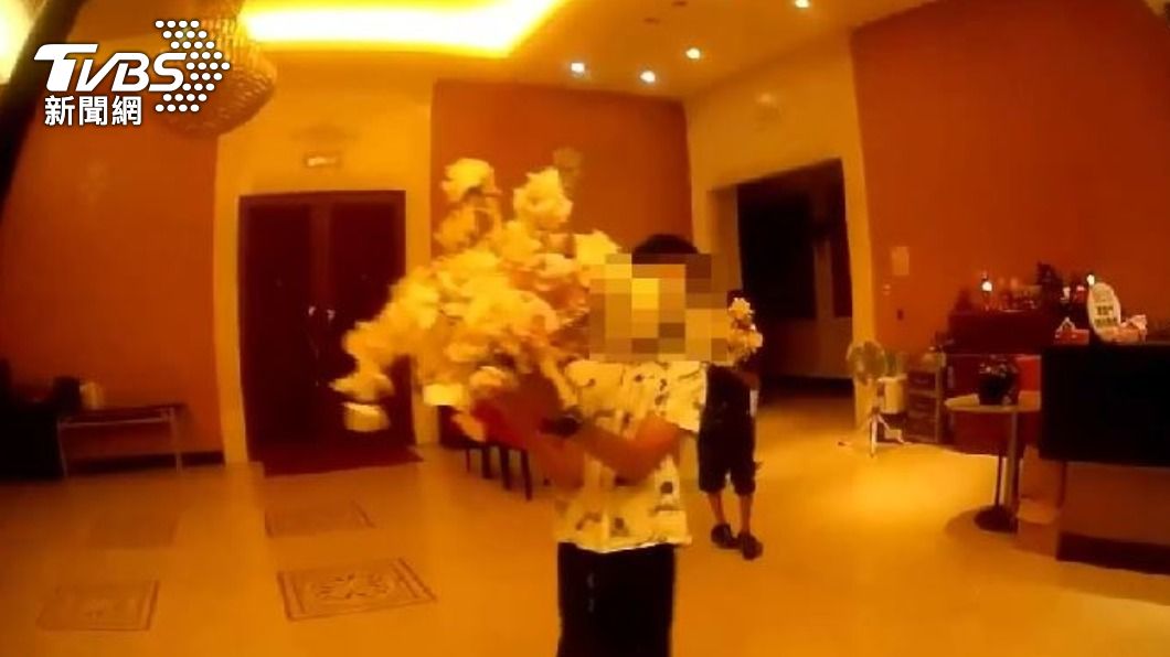 婚宴會館外爆發衝突。（圖／TVBS）