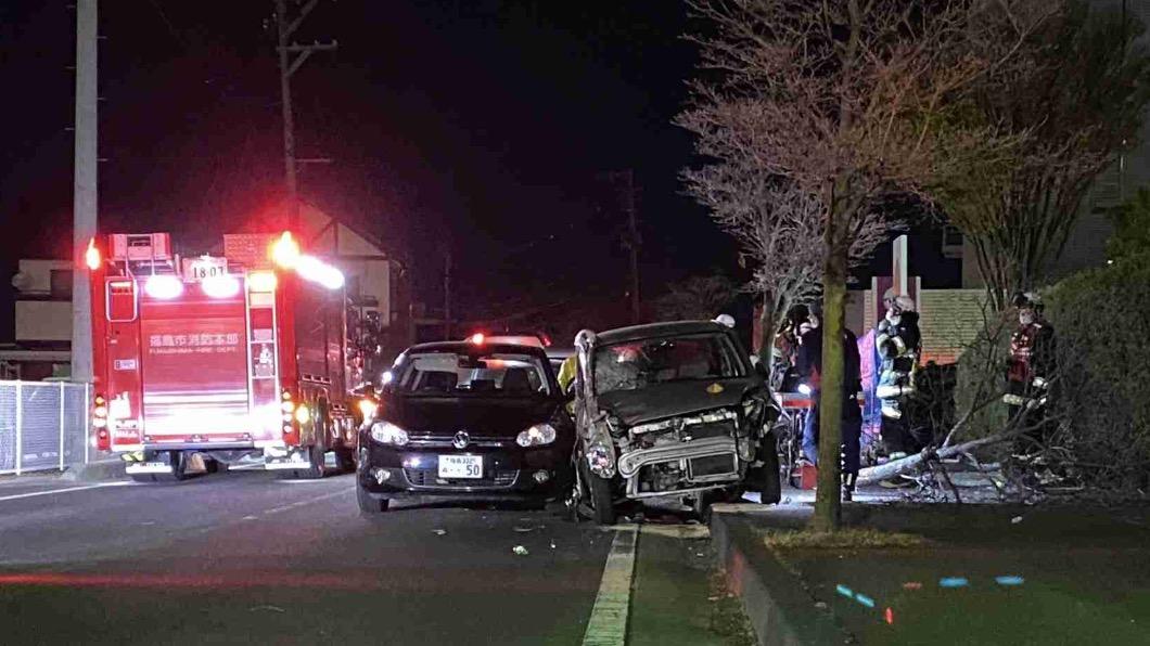 肇事車輛相繼撞上3輛車子,直到最後撞到行道樹才停下來。(圖/翻攝自@girlstalksocial推特)