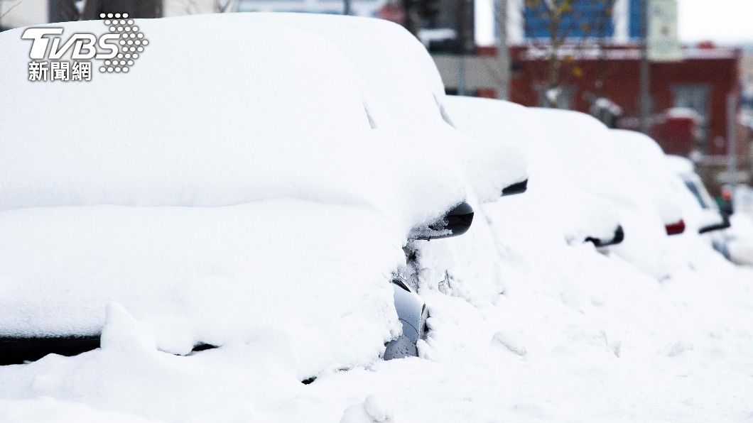 汽車被白雪覆蓋。（圖／達志影像美聯社）