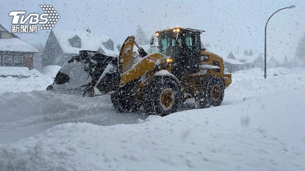 當局出動大型機具剷雪。（圖／達志影像美聯社）