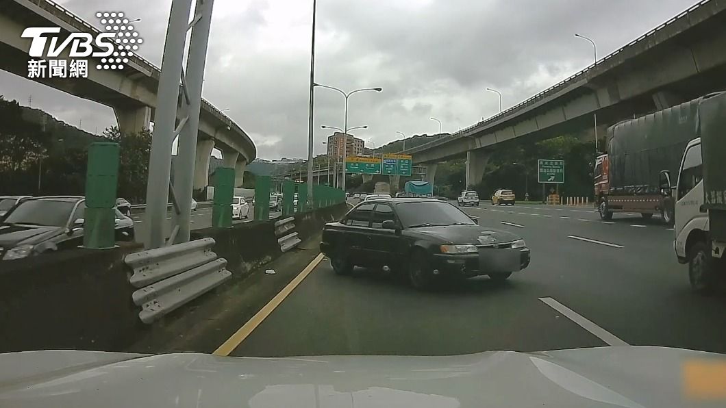 轎車挨撞後衝進內線。(圖/TVBS)