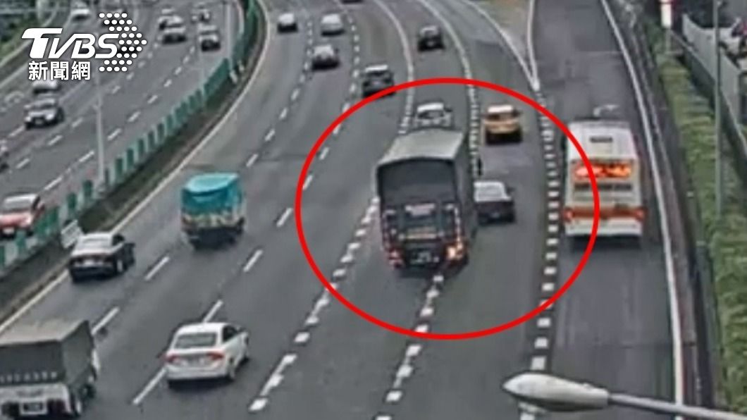 變換車道未注意！轎車遭聯結車碰撞失控　衝進內線又被撞