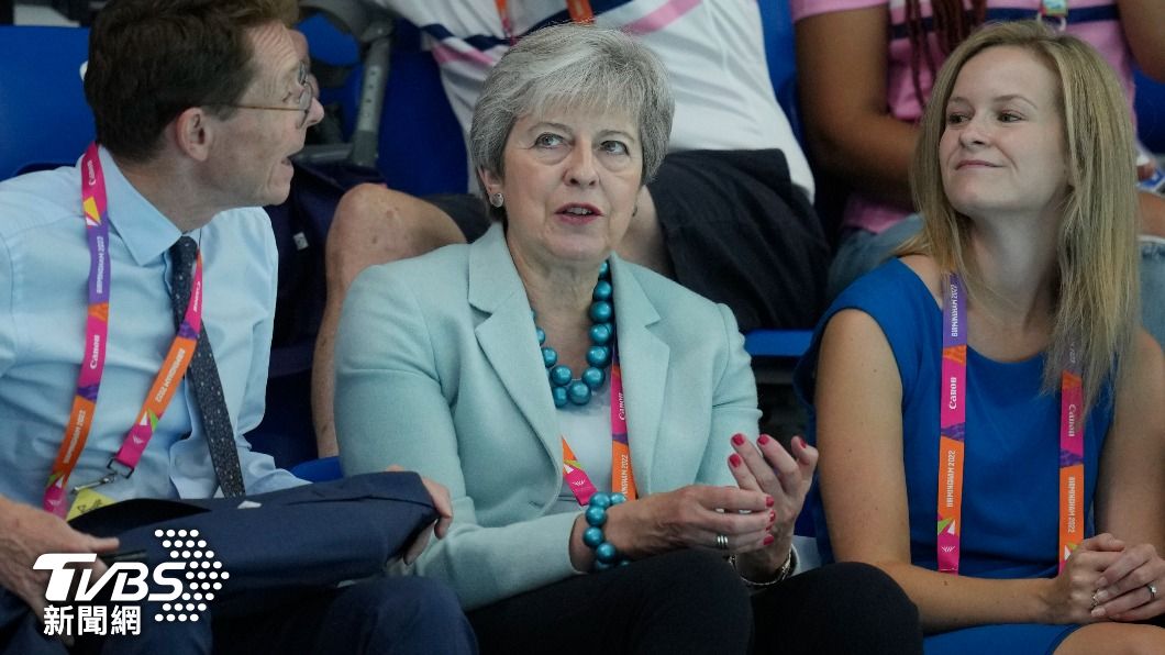 英國前首相梅伊(中央)參與大學游泳比賽。(圖/達志影像美聯社)