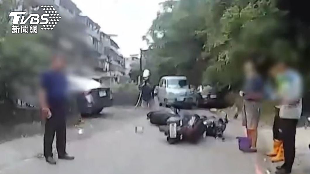 男子和人發生車禍,員警獲報到場處理。(圖/TVBS)