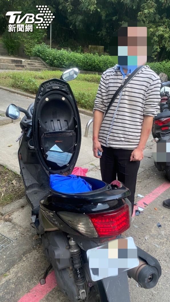 員警查驗機車車牌號碼,發現車主為毒品通緝犯。(圖/TVBS)