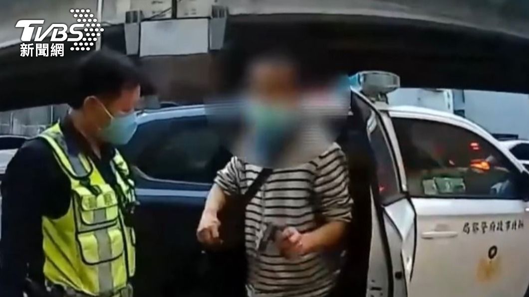 男子表示車是和不太熟的朋友借的,自己也不知道有毒品。(圖/TVBS)