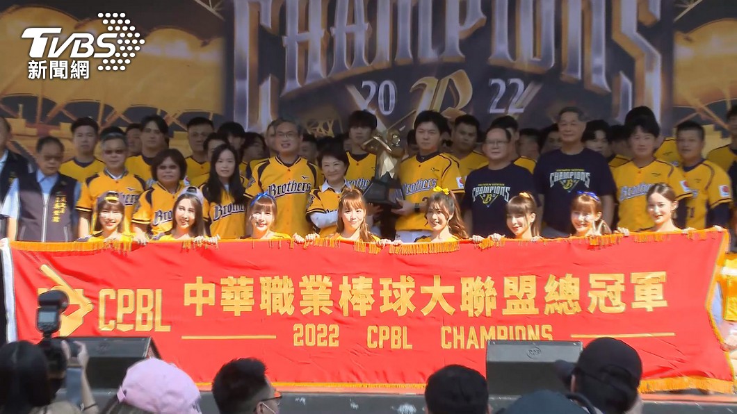 中信兄弟隊於台中市舉辦封王遊行。(圖/TVBS)