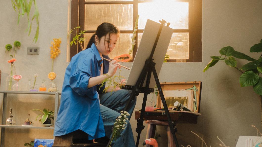 MV拍攝初體驗張仁與嘗試作畫。(圖/子皿提供)