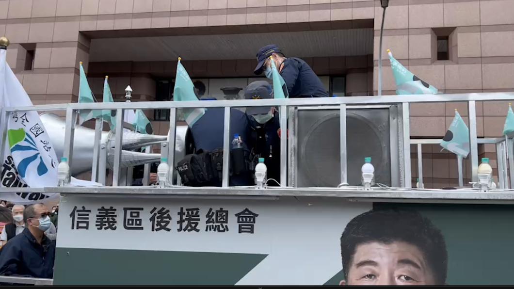 陳時中遊行突發狀況!一男「持刀衝上宣傳車」遭警壓制
