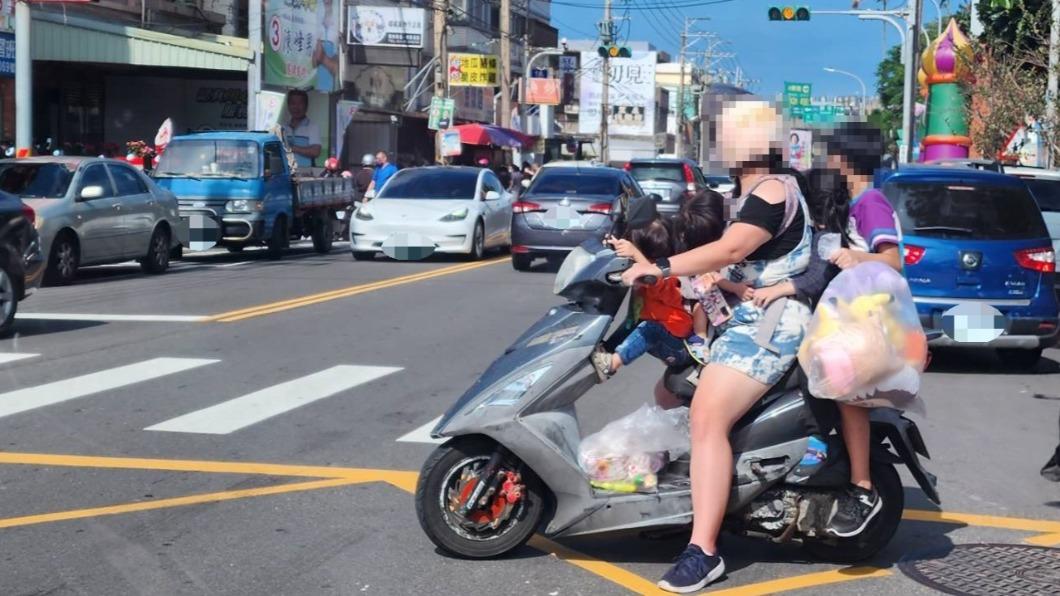 危險5貼！4寶媽載孩「頭空空」　網怒：好歹給個安全帽