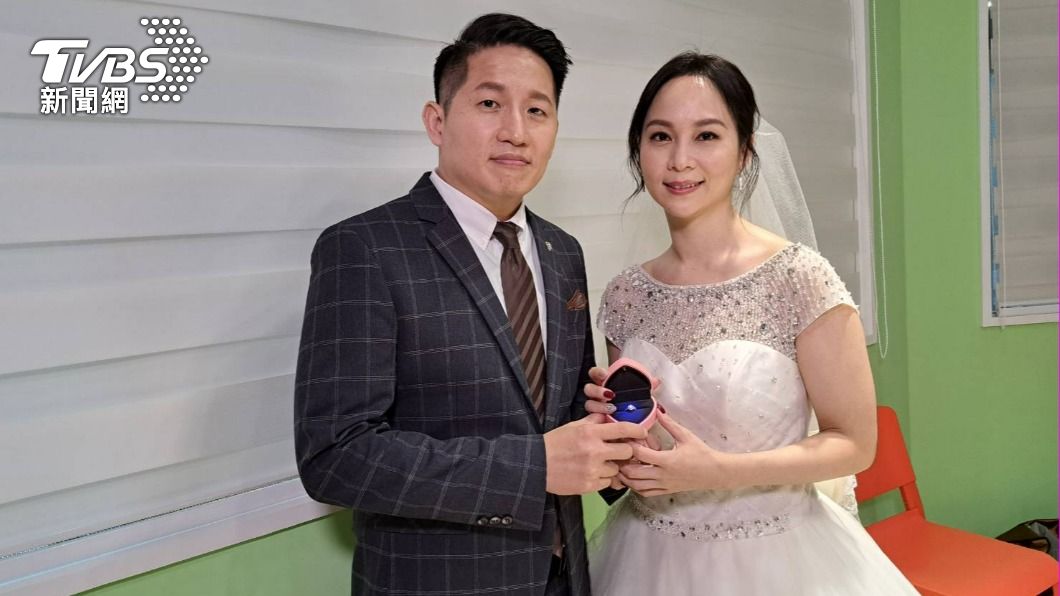 女F4成員Stacy交往10月閃嫁! 披白紗曬婚戒噴淚:今晚開機