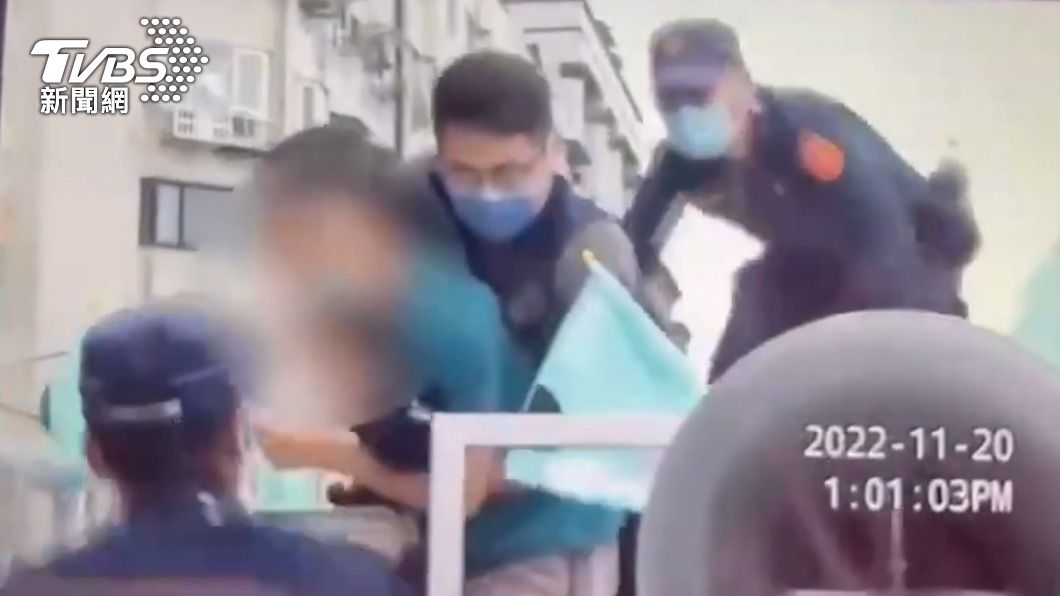 員警一把抱住男子,控制其行動。(圖/TVBS)
