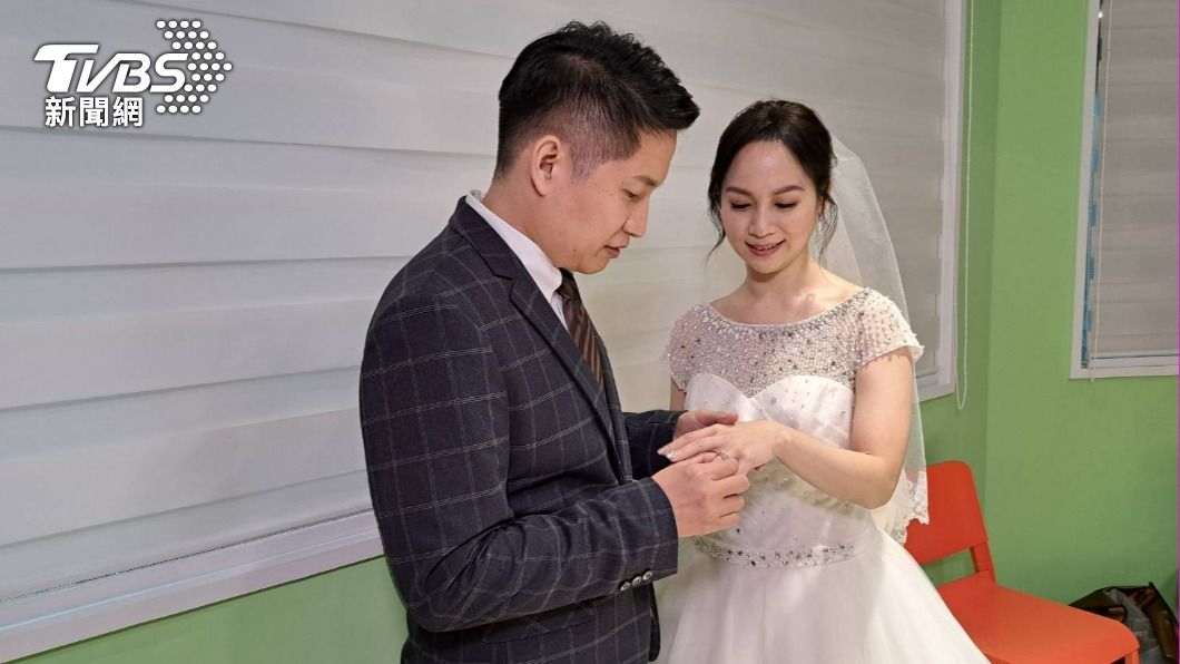 Stacy與老公完成證婚儀式。(圖/讀者提供)