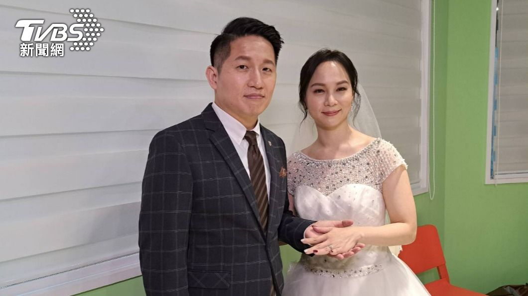 Stacy與老公完成證婚儀式。(圖/讀者提供)
