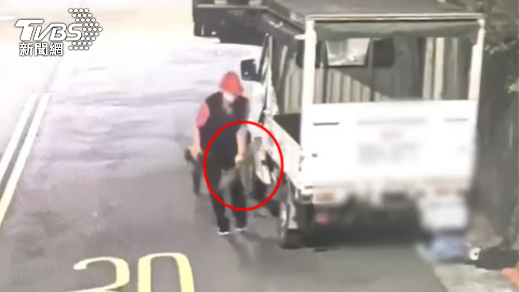男子專偷小貨車觸媒轉換器。（圖／TVBS）