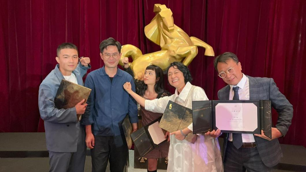 《一家子兒咕咕叫》在本屆金馬獎拿下「最佳劇情片」大獎。(圖/翻攝自一家子兒咕咕叫臉書)
