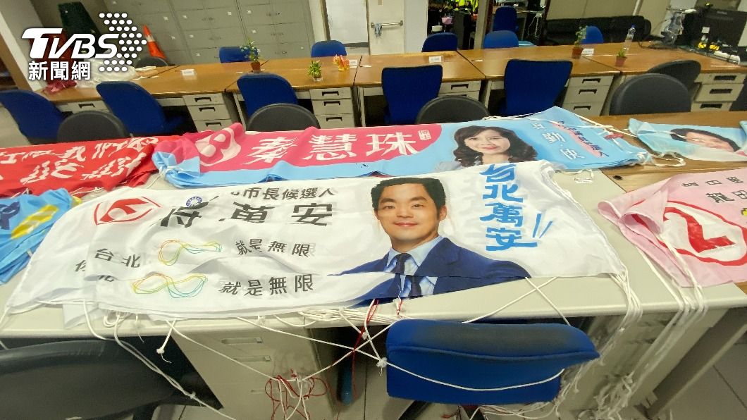 候選人布條被男子丟棄。(圖/TVBS)