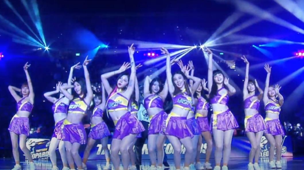 雲豹啦啦隊「電豹女」賽前帶來勁歌熱舞。(圖/翻攝自 YT T1 LEAGUE)
