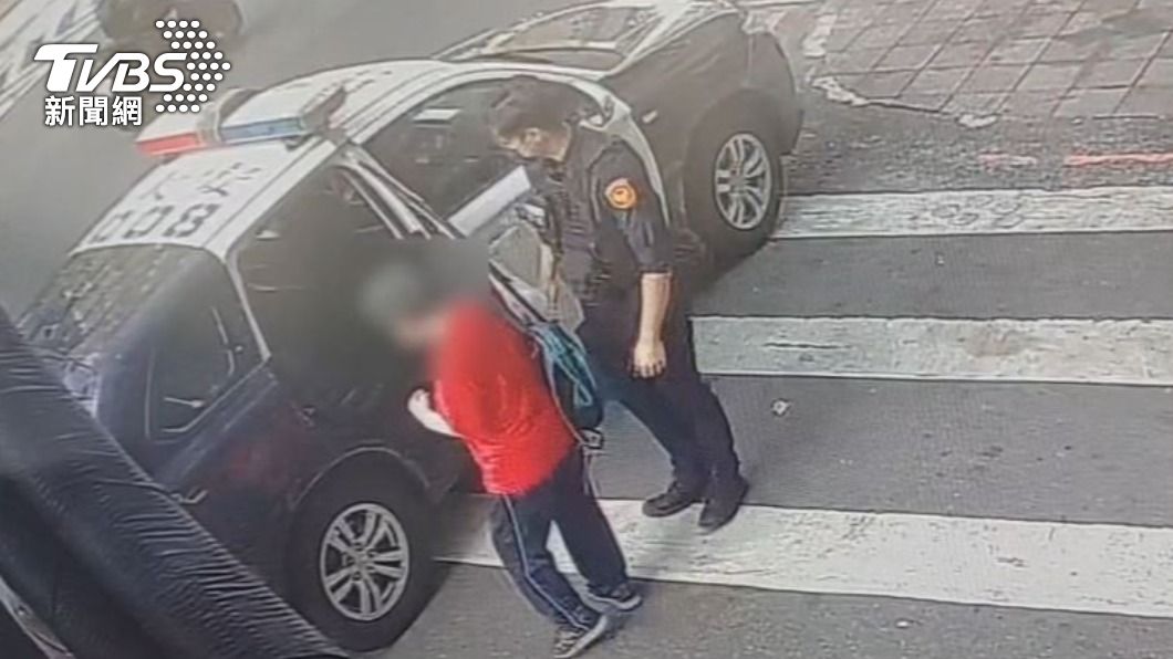 員警利用IG搜尋身障婦人女兒姓名,順利聯繫上她。(圖/TVBS)