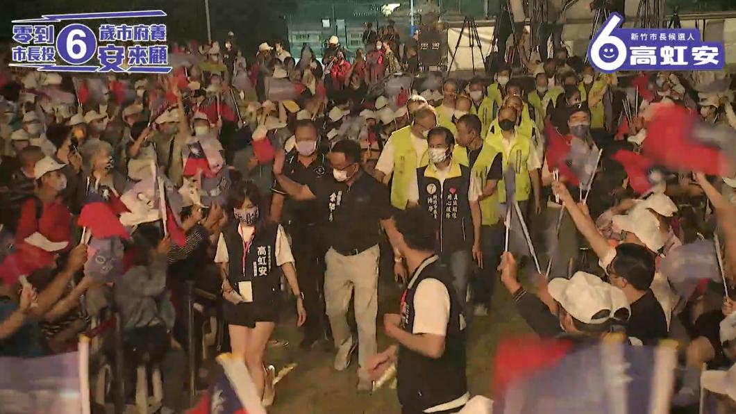 新竹市議會副議長余邦彥昨帶著多名里長大陣仗進場。(圖/翻攝自高虹安YT)