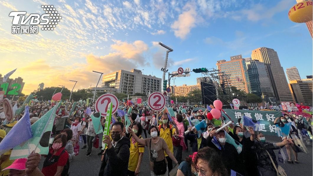 民進黨台北市長候選人陳時中今天舉辦遊行活動,支持者湧入台北市府前廣場。(圖/方炳超攝)